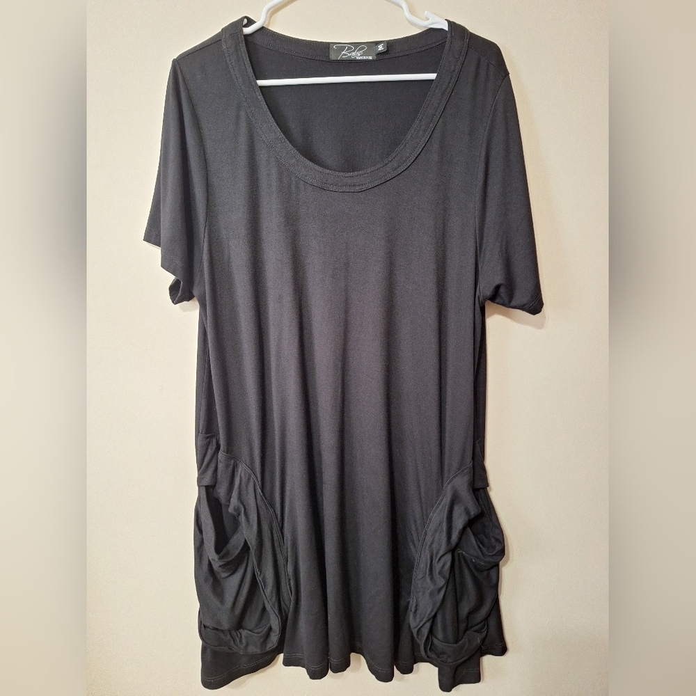 🇨🇦 Babs Vancouver M black shortsleeve statement pocket tunic top